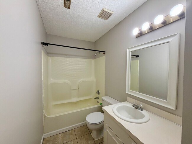 Building Photo - Duplex Close to Shaw AFB!