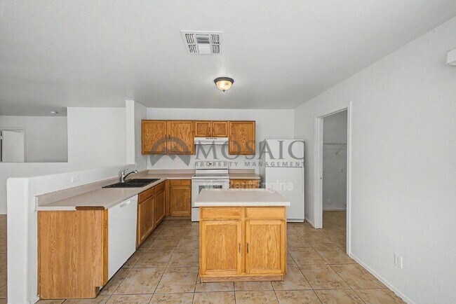 Building Photo - 1004 E Cowboy Cove Trail