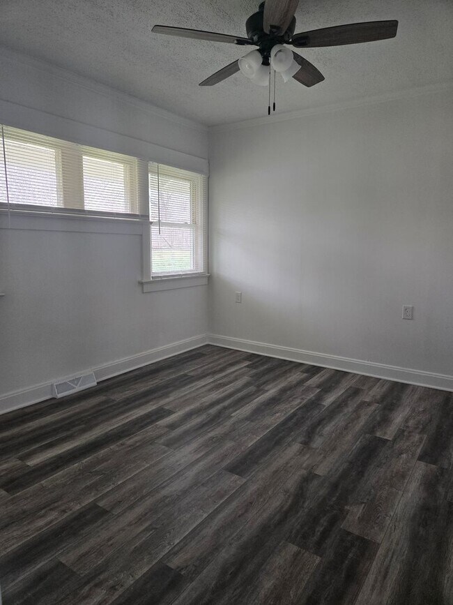 Building Photo - Country living in the city!!!