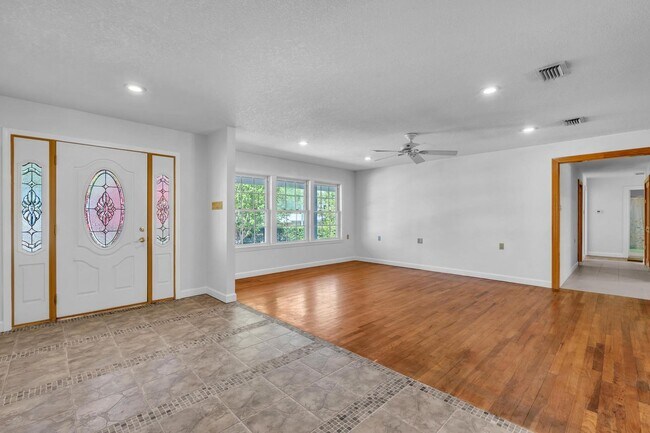 Building Photo - Charming 3 Bedroom w/ Large Garage & Attached Workshop!!