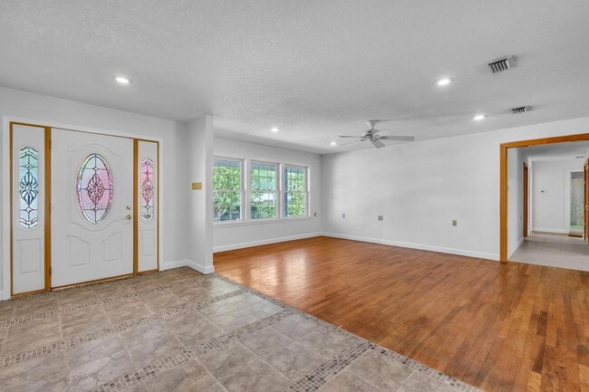 Building Photo - Charming home with large garage & attached...
