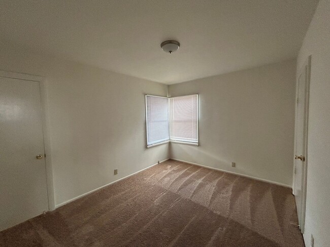 Building Photo - Clean 3 bedroom 1 bath Home for RENT! Call...