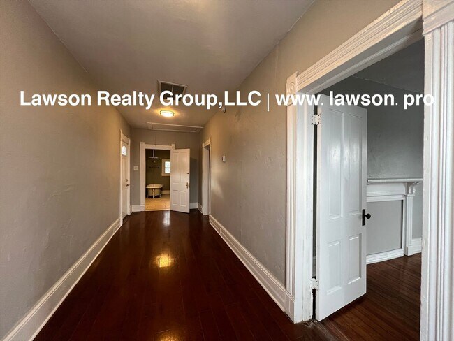 Building Photo - 360 Mountain Ave SW