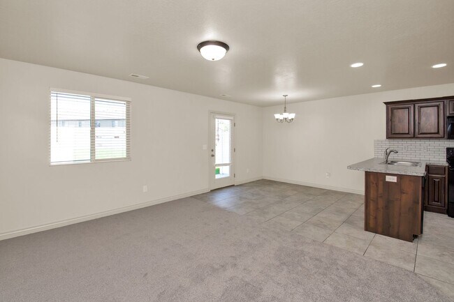 Building Photo - Beautiful 3 Bed, 2.5 Town Home in West Haven, Pet Friendly! Available NOW!