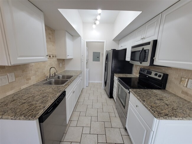 Building Photo - 2025 Augusta Dr