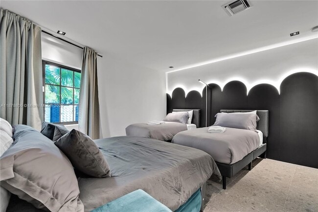 Building Photo - 2500 Bayview Dr