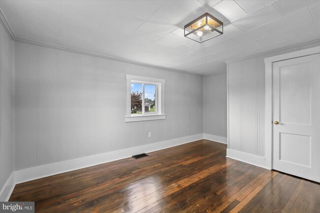 Building Photo - 1152 Stanley Ave