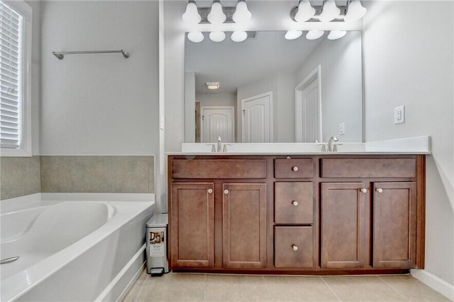 Building Photo - 810 Sunset Park Dr