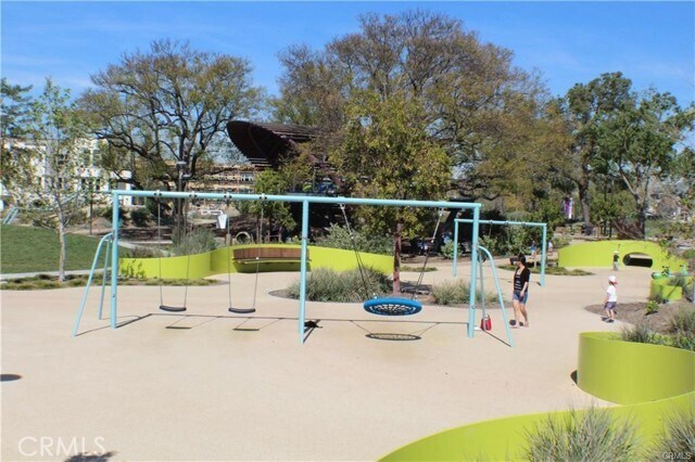 Building Photo - 140 Paramount