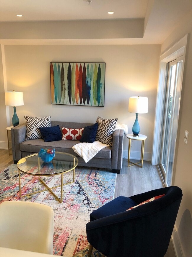 Building Photo - Luxe Apartment with Parking