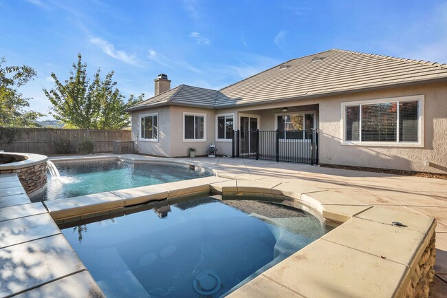 Building Photo - Gorgeous Single Story Home with a Sparklin...