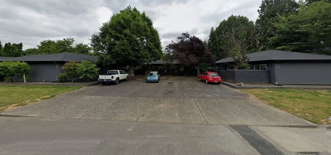 Building Photo - Reed Neighborhood Gem~ Great Natural Light~ Fenced Front Patio~ Onsite Laundry~ Off Street parkin...