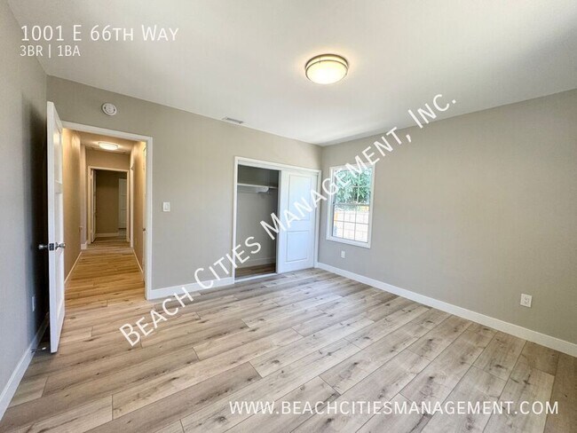 Building Photo - 1001 E 66th Way