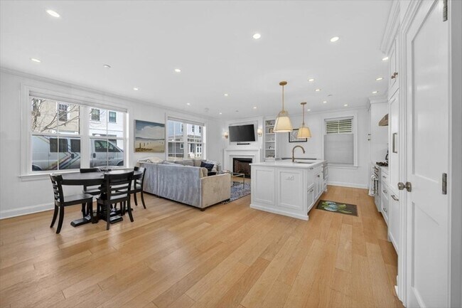 Building Photo - 521 E 8th St