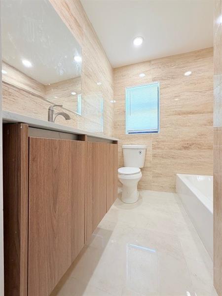 Building Photo - 53 NE 16th Pl