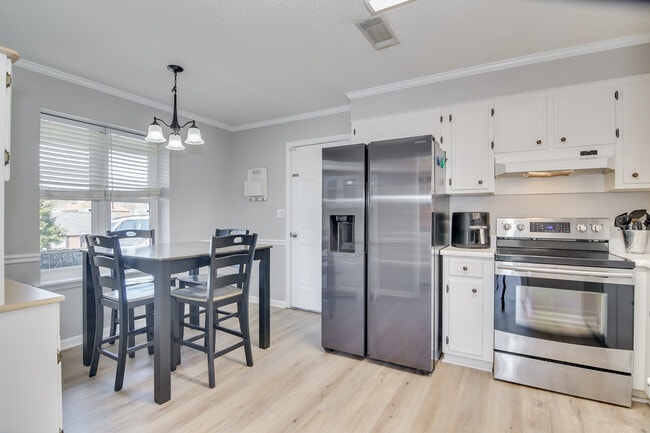 Building Photo - 662 Tara Ln