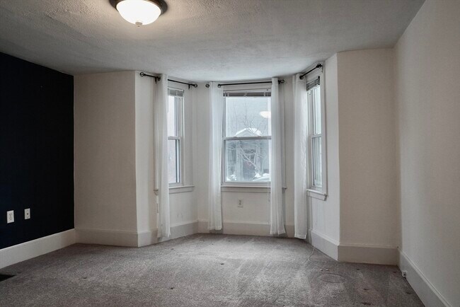 Building Photo - 27 Turner St