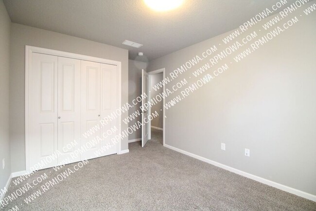 Building Photo - OVER 2000+ SQ FT!!! 3 Bedroom, 2.5 Bath To...