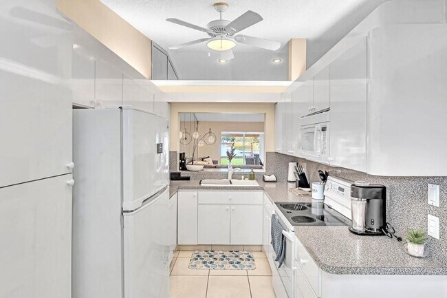 Building Photo - Beautiful 3-Bedroom, 2-Bath Villa with Lak...