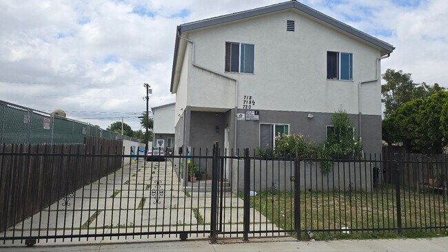 Building Photo - 718 W 85th St