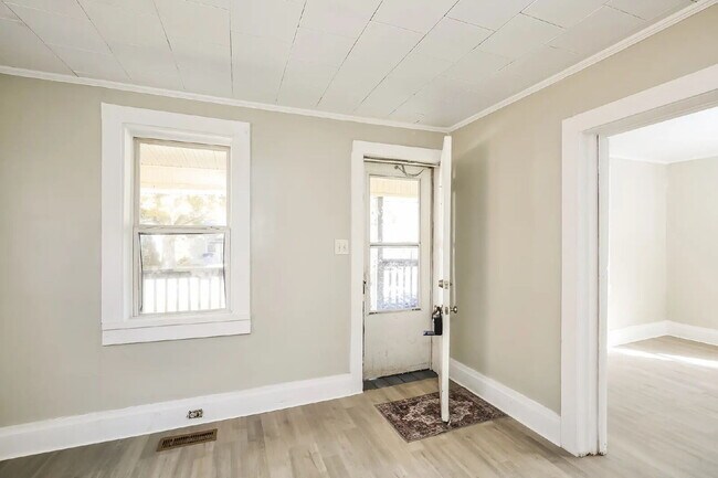 Building Photo - Charming 2-Bed, 1 Bath home with central HVAC and a Large Back yard!