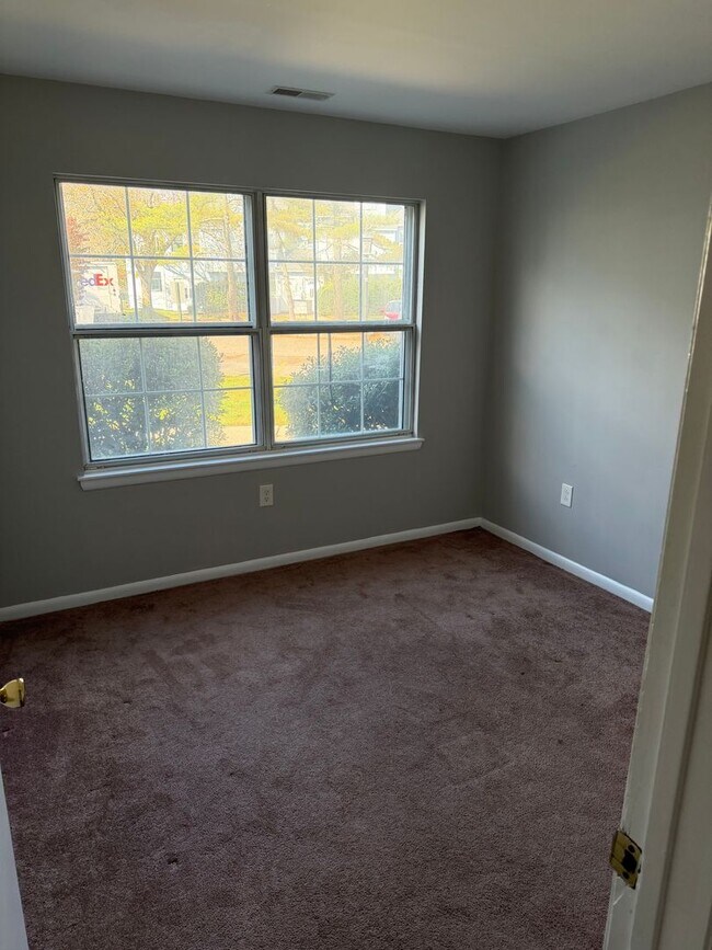 Building Photo - Move in Ready 2 Bedroom, 1 Bathroom First ...