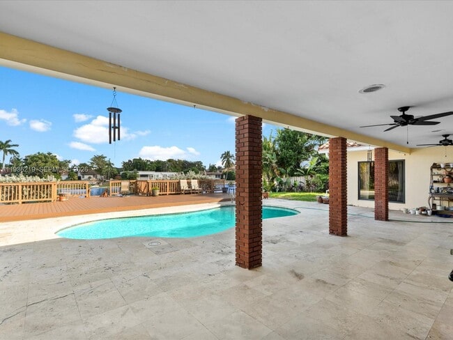 Building Photo - 21151 NE 22nd Ct