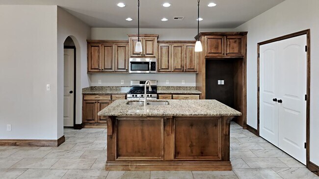 Building Photo - Beautiful 4 Bedroom 2 Bathroom Home in Pie...