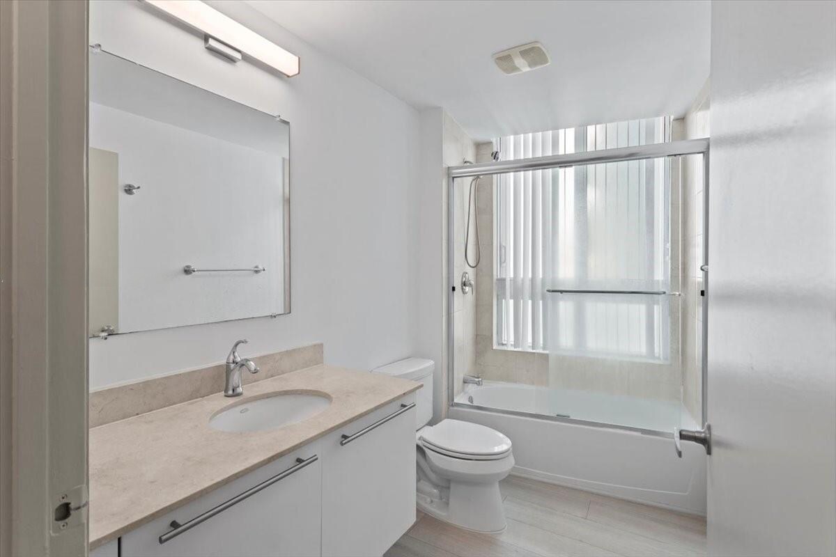 Building Photo - 1900 N Bayshore Dr