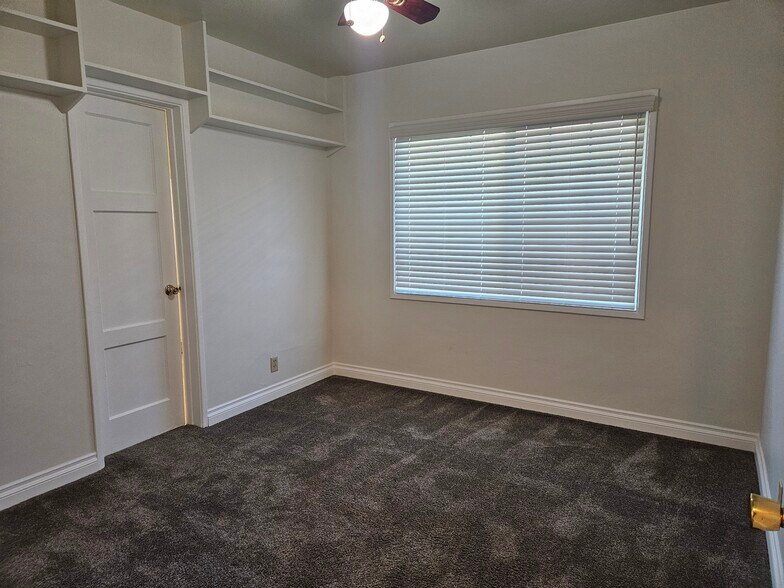 Building Photo - 9966 Glencrest Cir