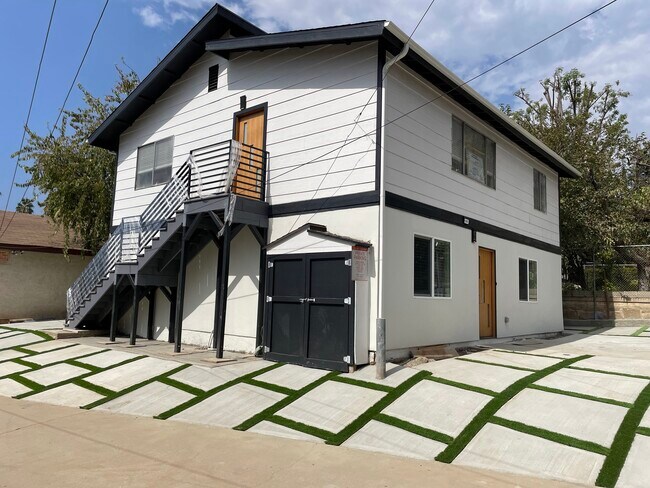 Primary Photo - 1385 N Marengo Ave