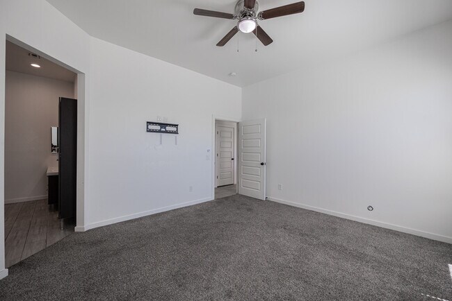 Building Photo - 1409 E Shangri La Rd