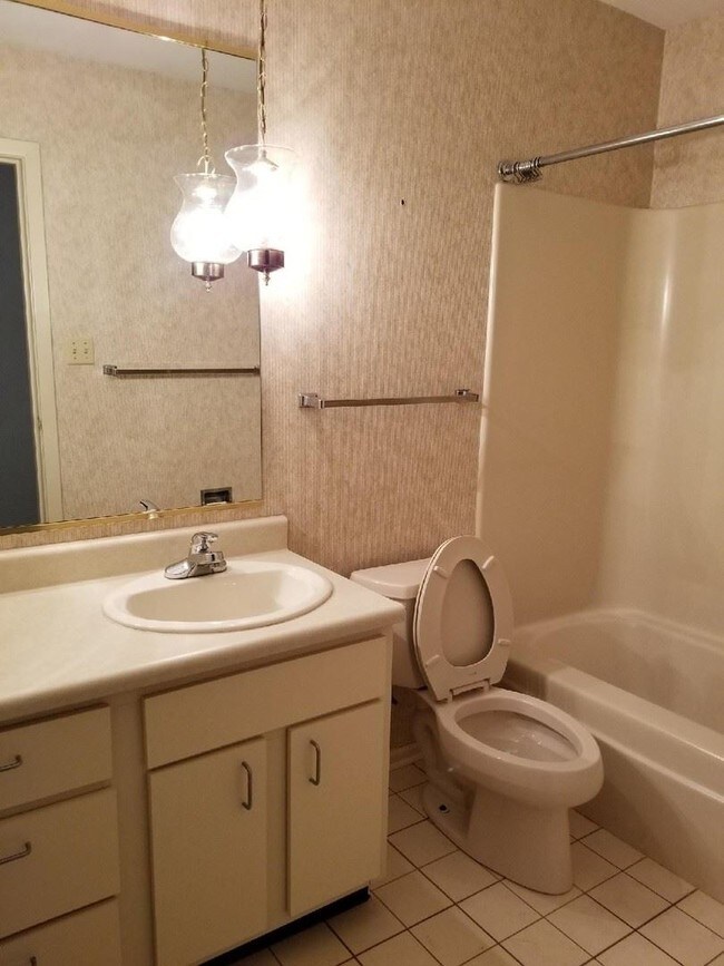 Building Photo - 3 br, 2 bath House - 13 Cresthill Dr. #30