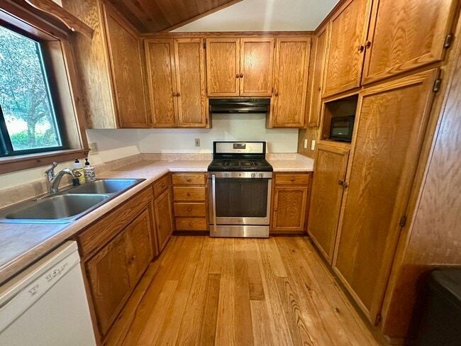 Building Photo - Charming 3 Bedroom 2 Bathroom Home Off Tyl...