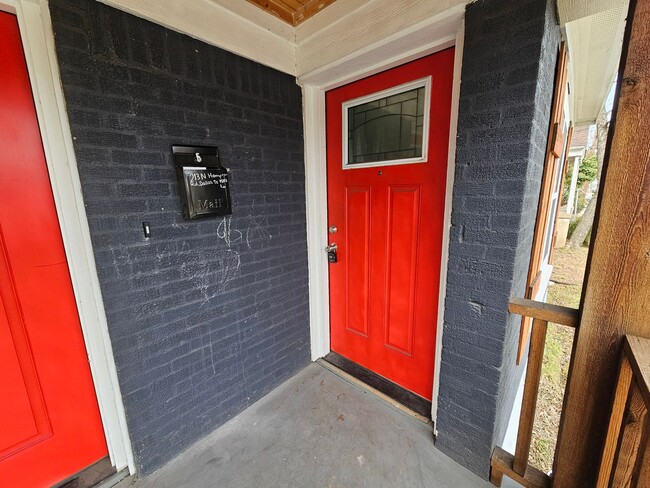 Building Photo - Near Bishop Arts District 2-bedroom, 1-bath duplex