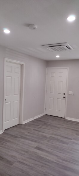 Living Room - 701 E Hanlon St