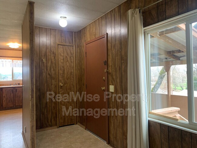 Building Photo - 4620 Redwood Ave