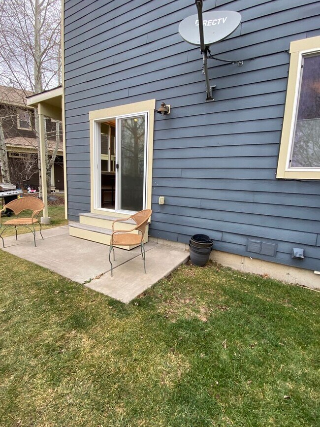 Building Photo - Spacious  3 bedroom 2.5 bathroom townhouse