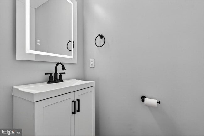 Building Photo - 2403 Kingsway Rd