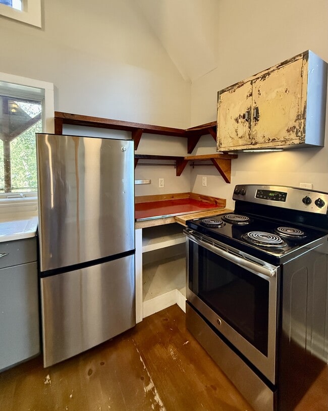 Building Photo - 574 Primitive St