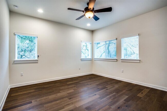 Building Photo - 6800 Menchaca Rd