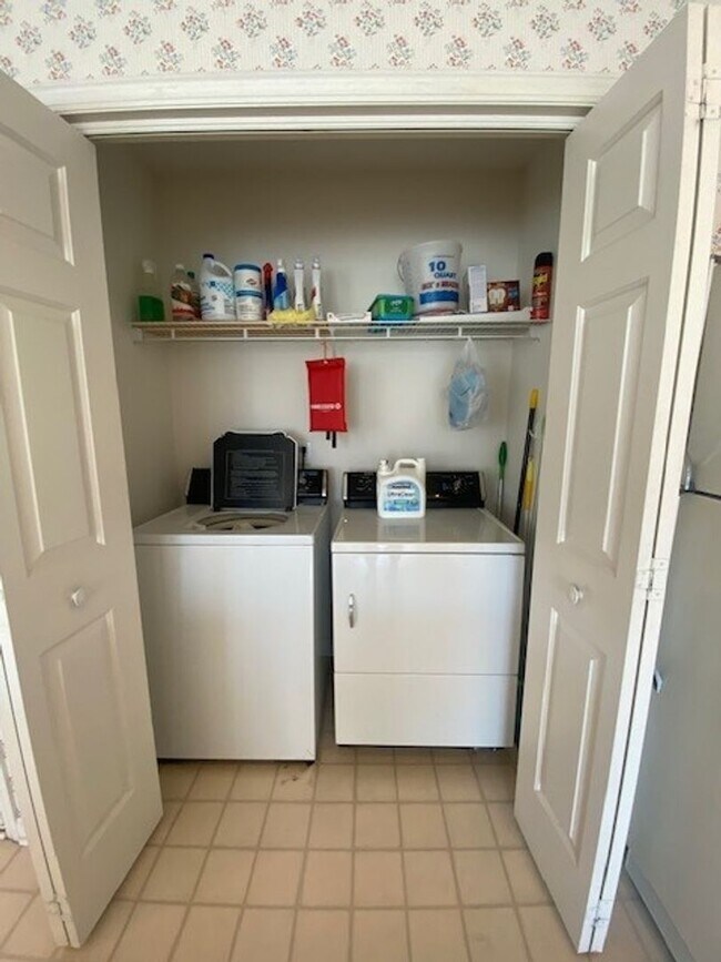 Building Photo - Charming 3-Bedroom Home in Desirable Kure ...