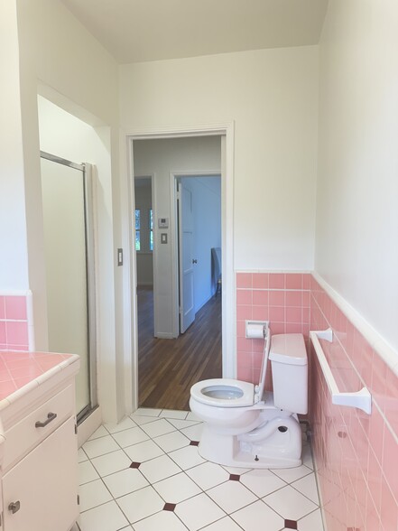Large bright tile bathroom w/separate shower - 8616 McConnell Ave
