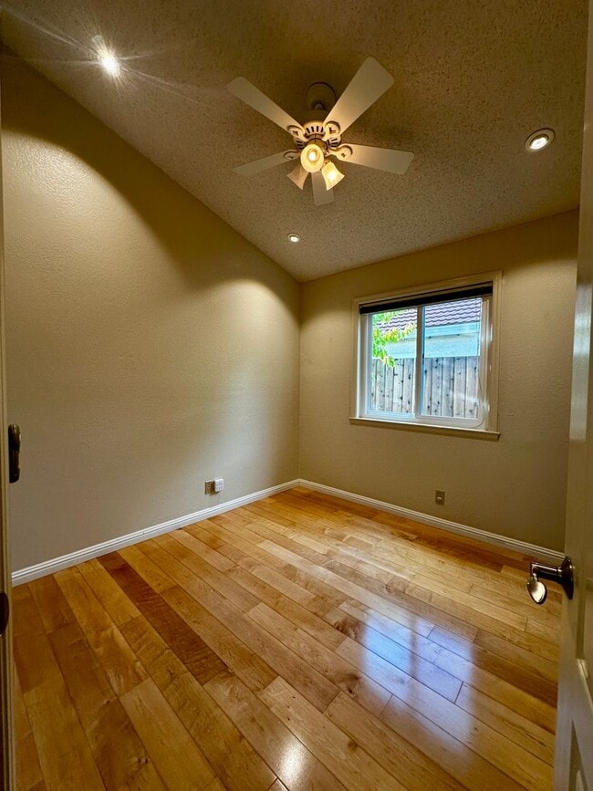 Building Photo - Single Story Court location