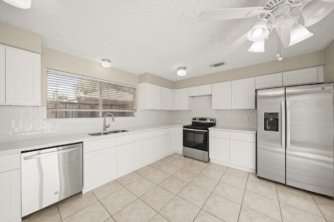 Building Photo - 16107 Grassy Creek Dr