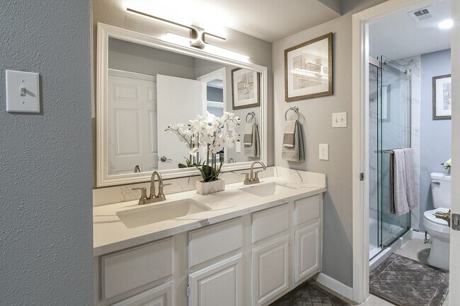 Building Photo - 7931 Ellinger Ln