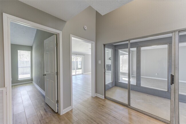 Building Photo - 5054 Pine Cliff Dr