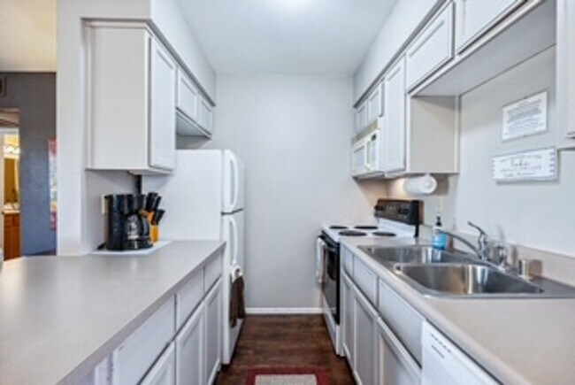 Building Photo - Furnished, Short term or long term Condo with community Pool