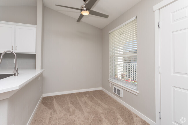 1BR, 1BA - 675SF - Clock Tower Village