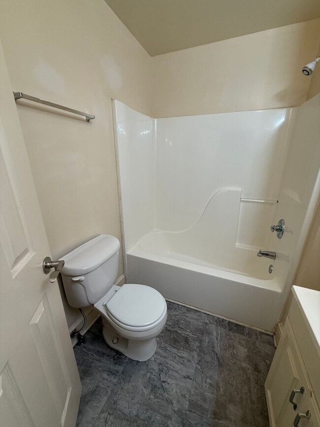 Building Photo - Beautiful 3 Bedroom Apartment